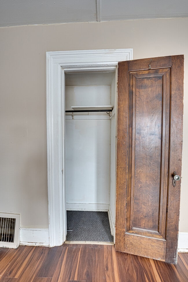 Building Photo - 426 N Lake St