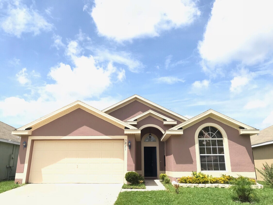Foto principal - Beautiful Home with Lakefront View!