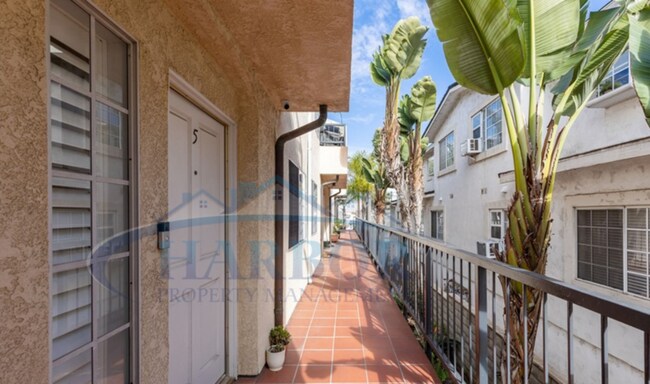 Building Photo - 467 W 38th St