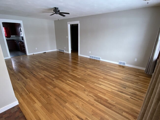 Living room - 120 SW Des Moines St