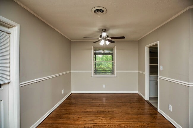 Building Photo - ** 3 bed 2 bath located in Forrest Hills ** Call 334-366-9198 to schedule a self showing