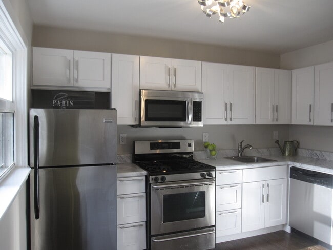 Building Photo - 597 Curzon Av