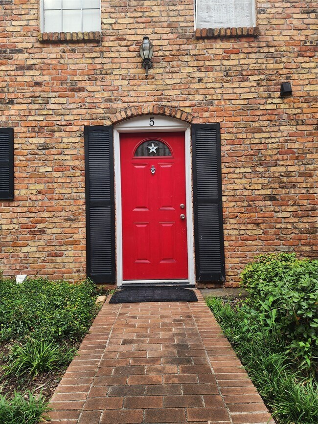 Building Photo - 2710 Briarhurst Dr