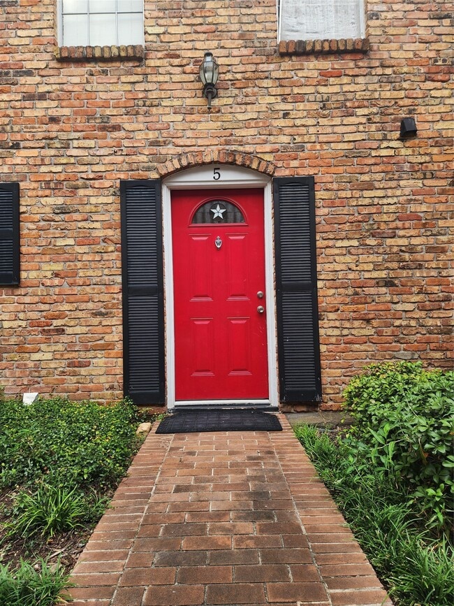 Building Photo - 2710 Briarhurst Dr