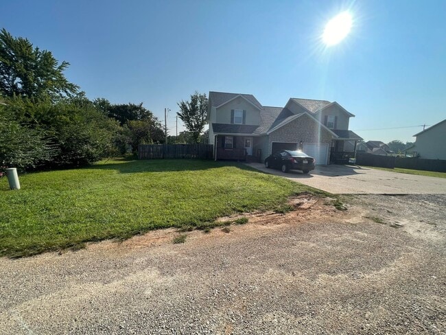 Building Photo - Spacious 3 bedroom, 2.5 bathroom Duplex