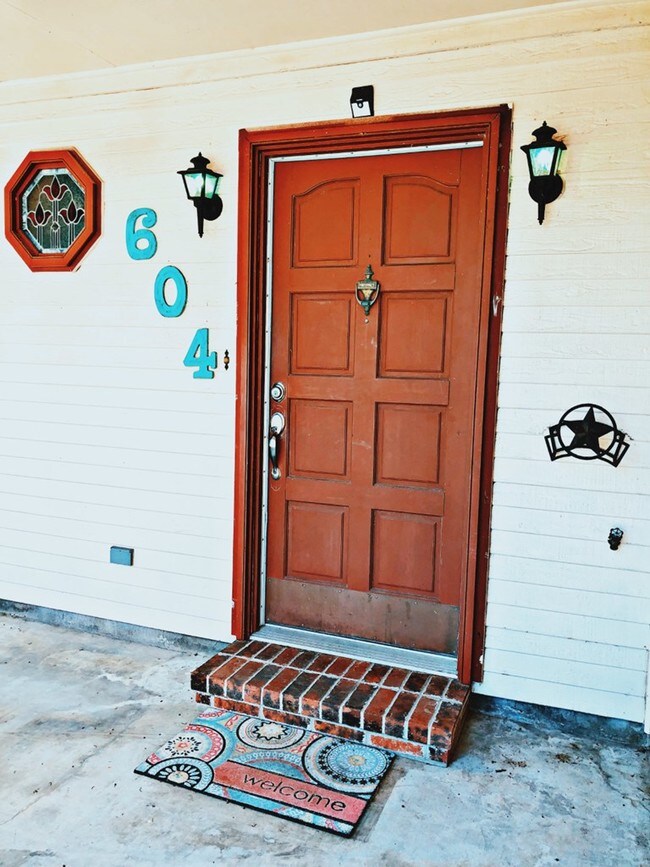 Building Photo - 604 Carriage Lane