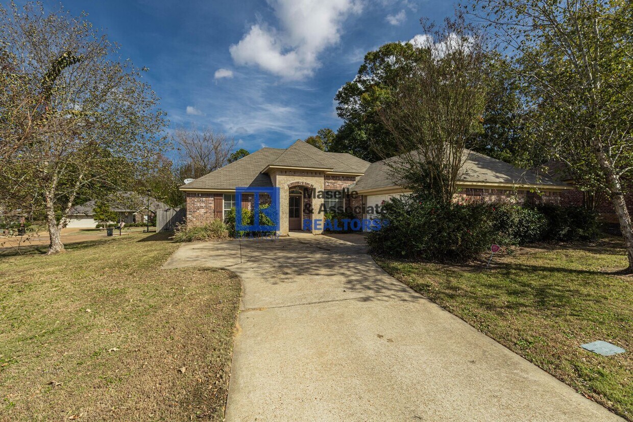Foto principal - 3 Bed / 2 Bath home in Harvey Crossing