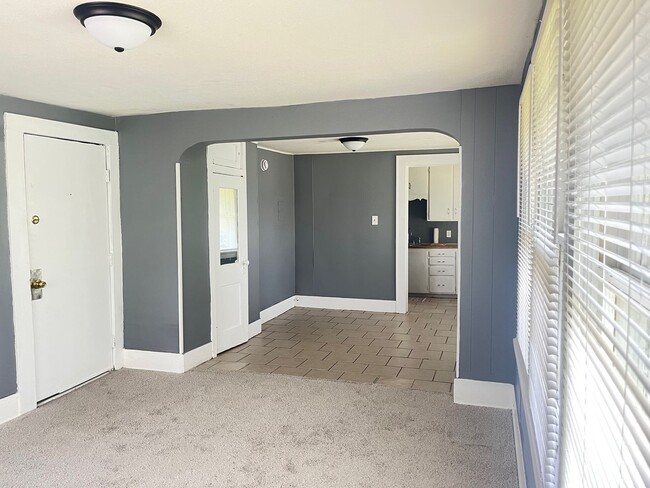 Building Photo - Cozy 2 Bedroom 1 Bath Townehome
