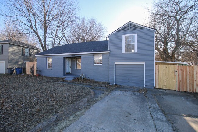 Building Photo - Newly Renovated 3 Bed/2 Bath in Tulsa!