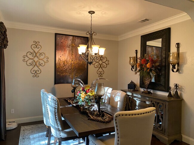 Building Photo - 716 San Antonio Trl
