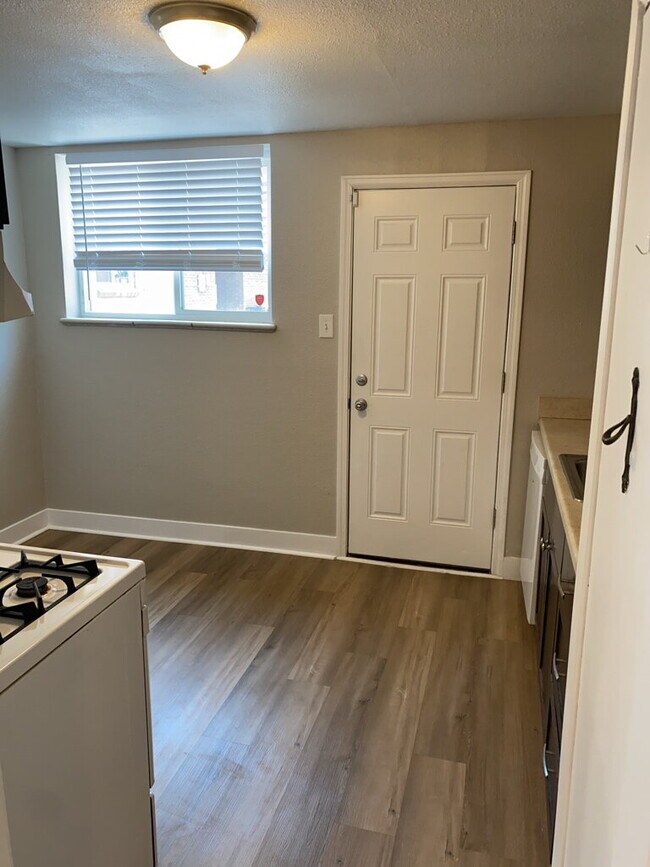 Foto del edificio - AVAILABLE NOW!  "Charming 2-Bedroom Gem in Denver's Heart with Spacious Layout - 837 Sq Ft of Coz...