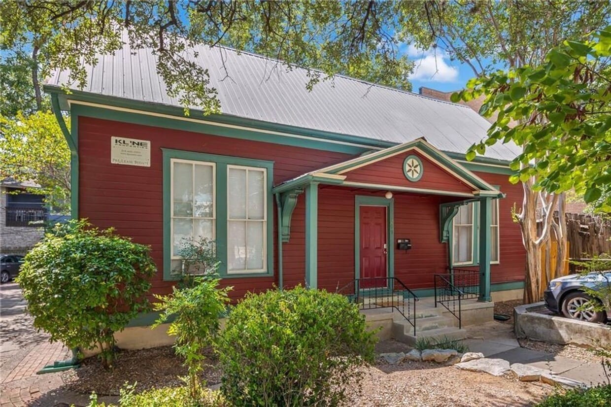 Photo - 209 E. 31st St - Walking distance to UT free standing house with a yard