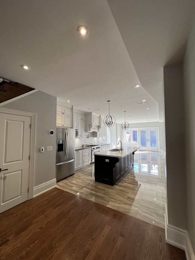 Photo du bâtiment - 3 Bedroom House for Rent Near Trinity Bell...