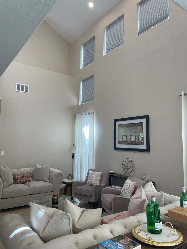 Building Photo - 922 Vista Pointe Dr