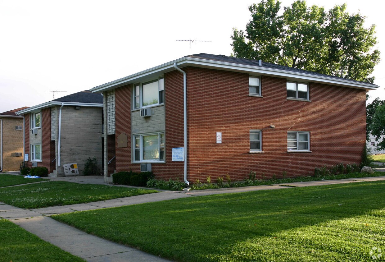 1560 Mark Ave, Elgin, IL 60123 Apartments in Elgin, IL