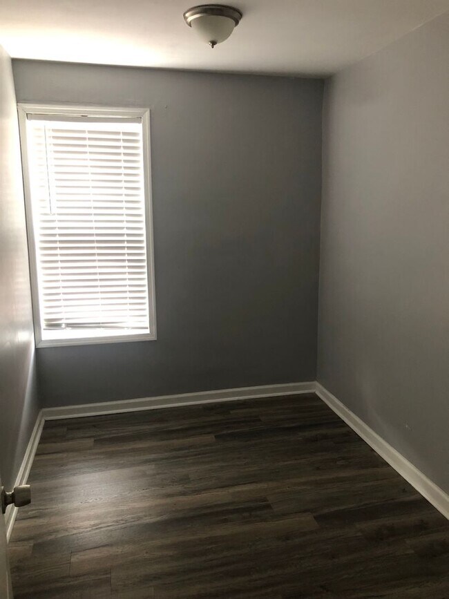 Building Photo - Recently Renovated 3BD/1BA West Oak Lane A...