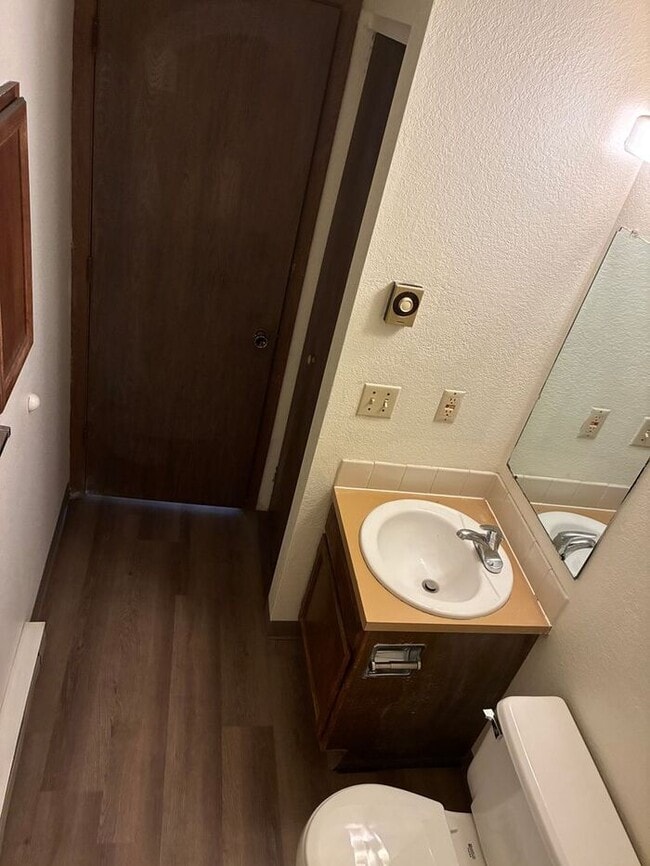 Building Photo - Cozy 2 Bed/1 Bath Apartment in North Lovel...