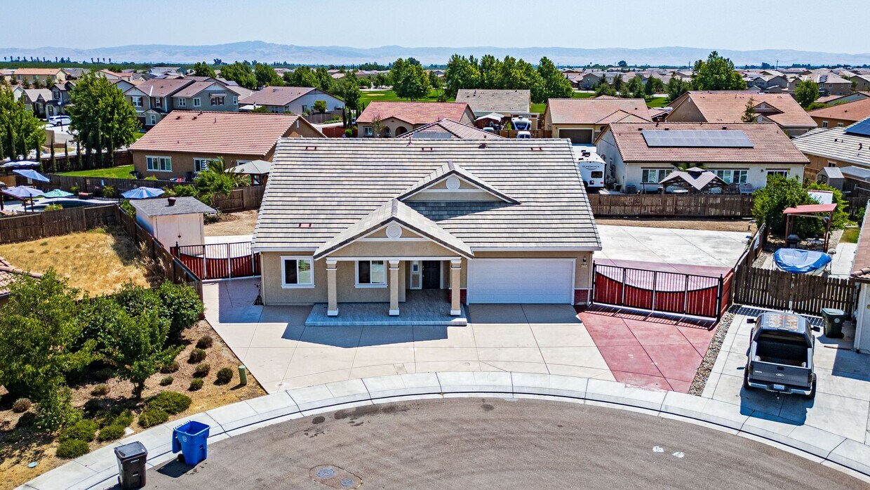 Primary Photo - 4 bedroom home for RENT in Manteca with RV...