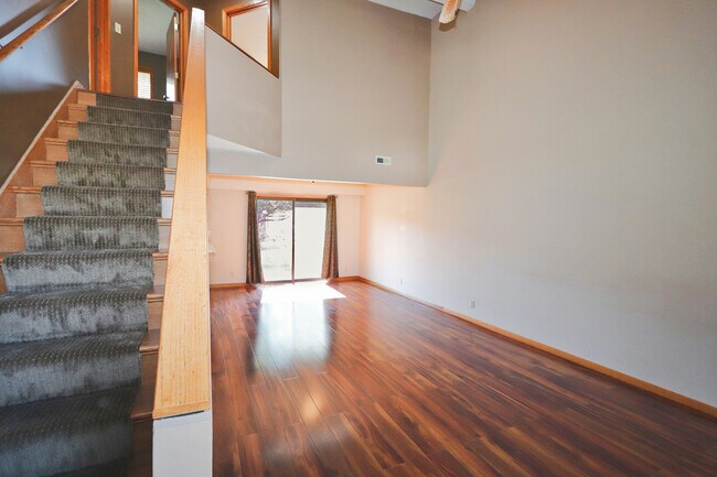 Building Photo - 1009 Lakewood Dr