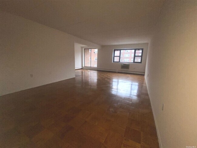 Foto del edificio - 100 Clinton Ave