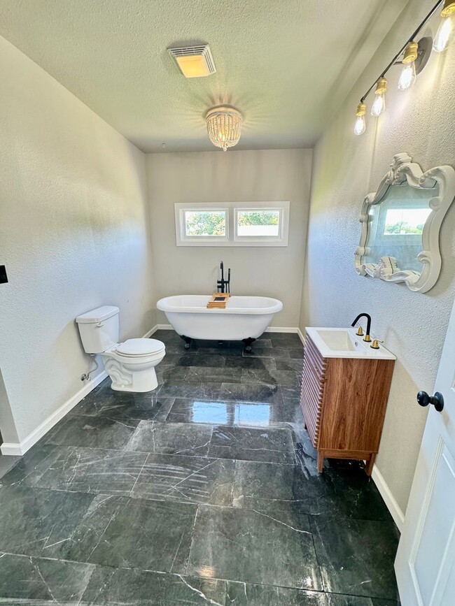 Foto del edificio - New 3 Bedroom 2 Bath on Stanley SW