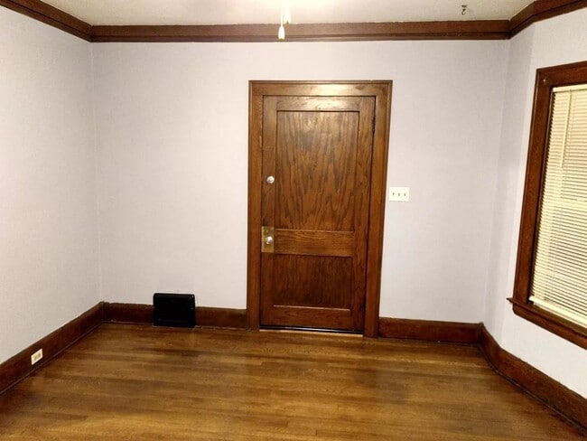 Building Photo - 1328 Fry Ave