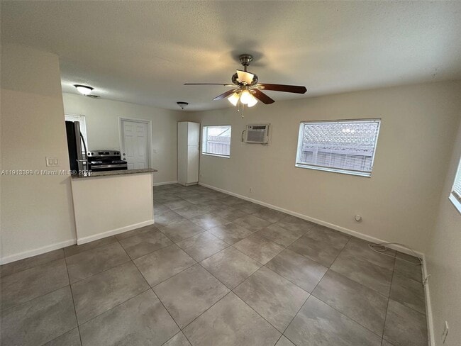 Building Photo - 307 SW 10th Ave