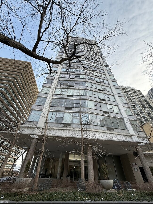 Building Photo - 5757 N Sheridan Rd