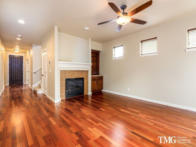 Foto del edificio - Beautiful 3+br/2.5ba House with office, fenced yard, 2 car garage and AC