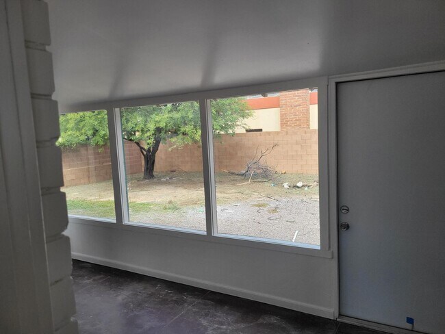 Building Photo - Charming 2-Bedroom Brick Home Near U of A , Banner University Medical Center & I-10