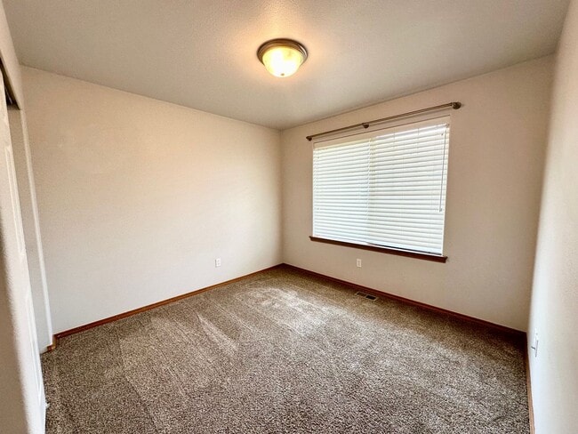Building Photo - Spacious 4 Bedroom 2 Bathroom Home on Culd...