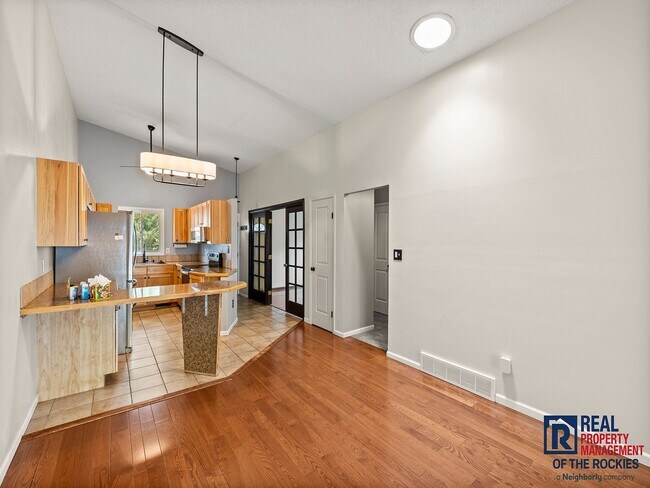 Building Photo - Beautiful 4 Bed 2 Bath Townhome in Central...
