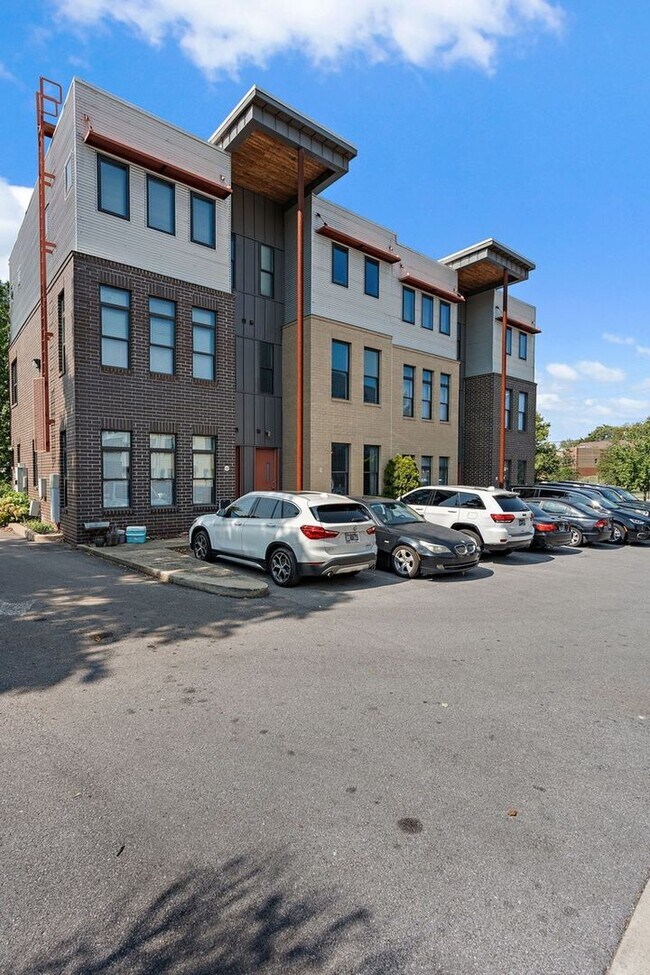 Building Photo - Charming 3BR Townhome in Nashville