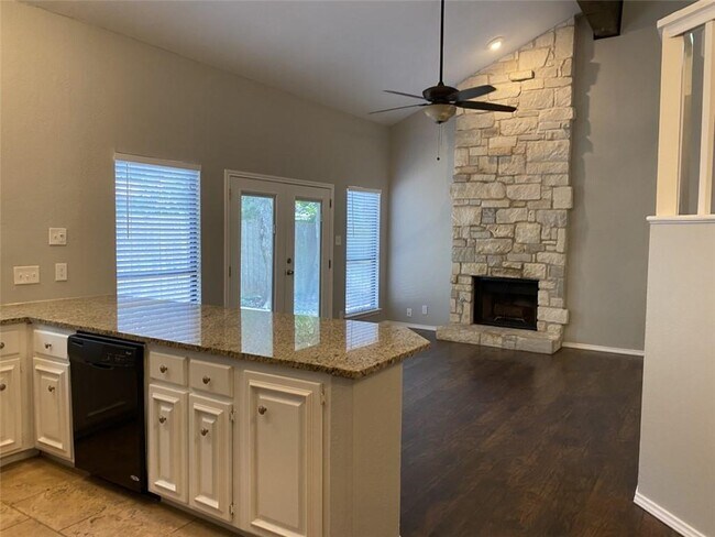 Foto del edificio - 4404 Travis Country Cir