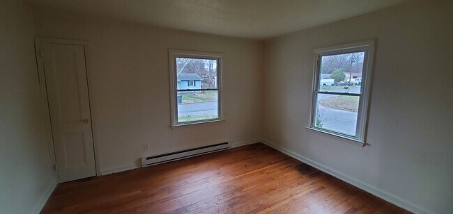 Building Photo - 3 Bedroom 1 Bathroom House