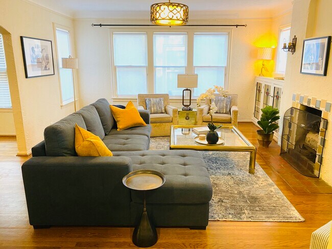 Spacious living room - 4152 Prescott Ave