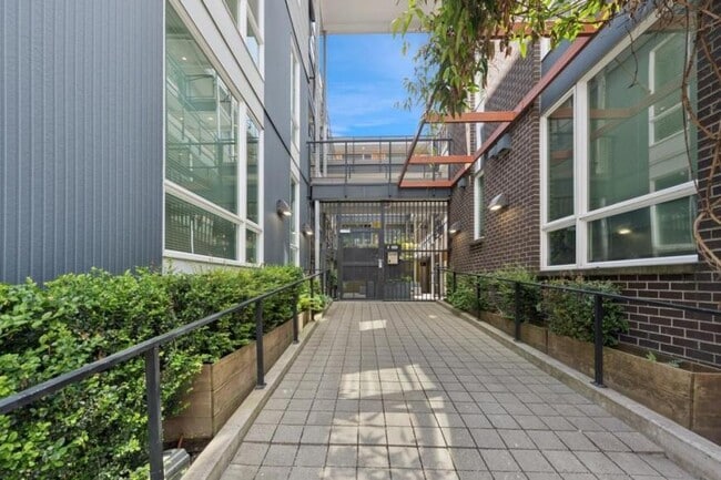 Building Photo - 1 bedroom in Seattle WA 98102