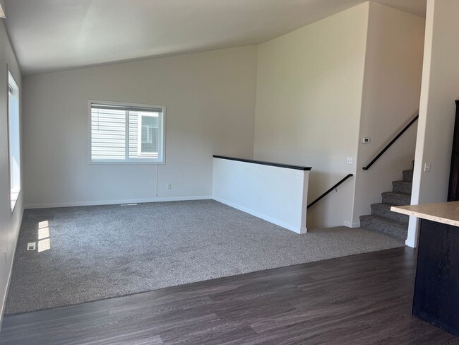 Building Photo - 3 Bed 3 Bath Single Family Home