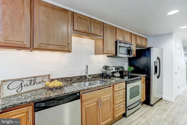 Foto del edificio - Stunning Three-Story Home in the Heart of Canton with Modern Upgrades and Expansive Roof Deck