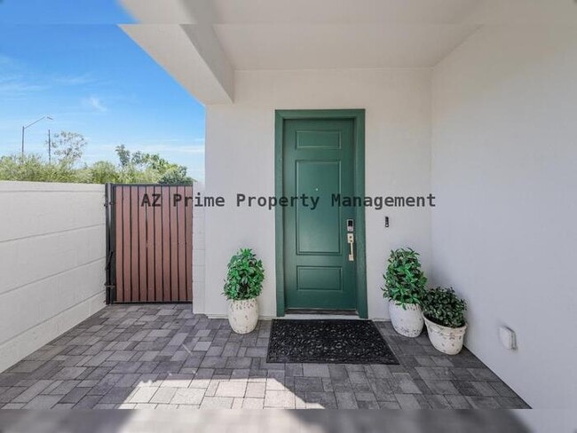 Building Photo - 5061 E Woodridge Dr