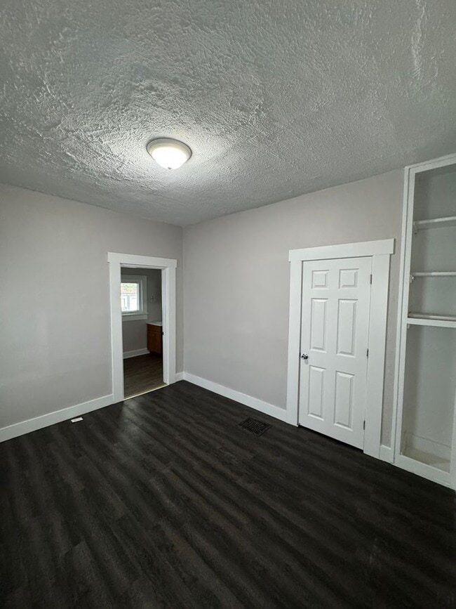 Building Photo - 1022 S Churchman Ave