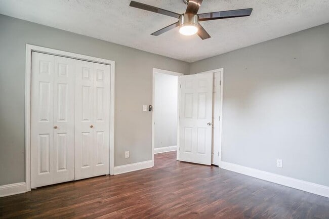 Building Photo - 3309 Poplar Dr