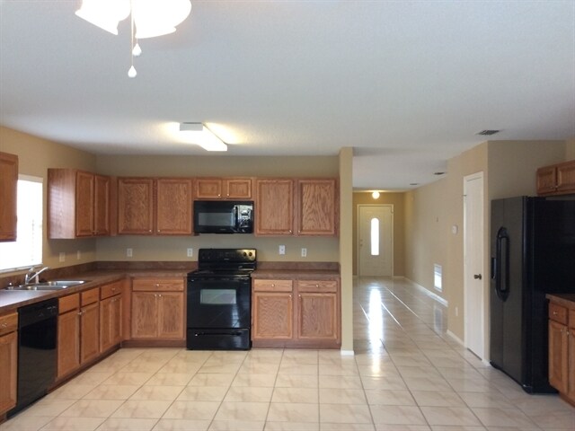 Building Photo - 3025 Holland Dr
