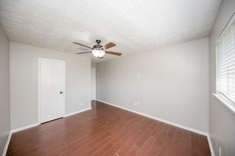 Building Photo - 6835 Castleview Ln