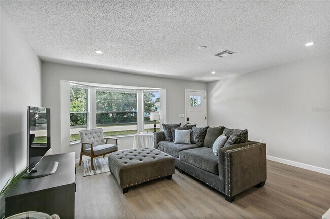 Foto del edificio - 7113 Regina Dr