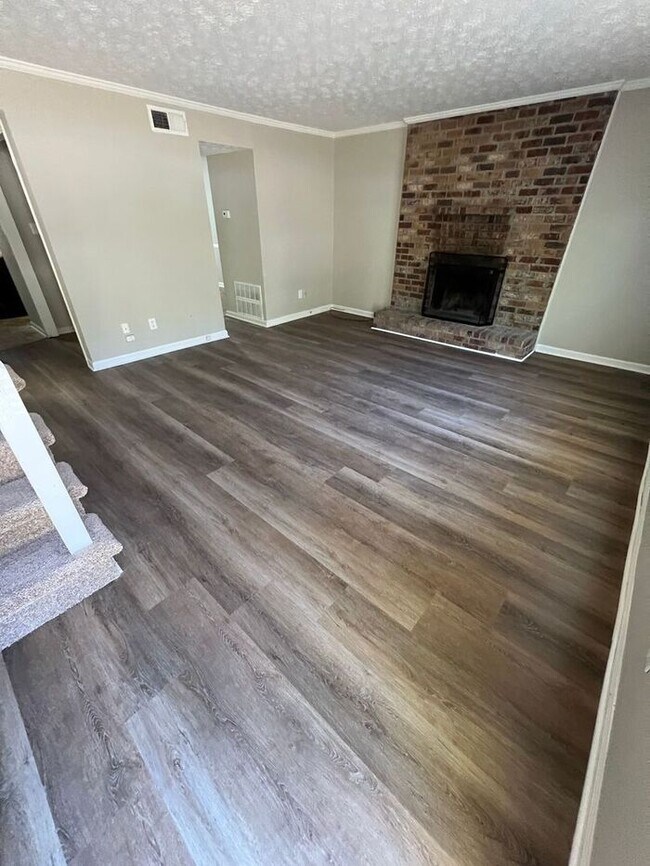 Building Photo - Ready to view now finally a 2 bedroom 2.5 ...