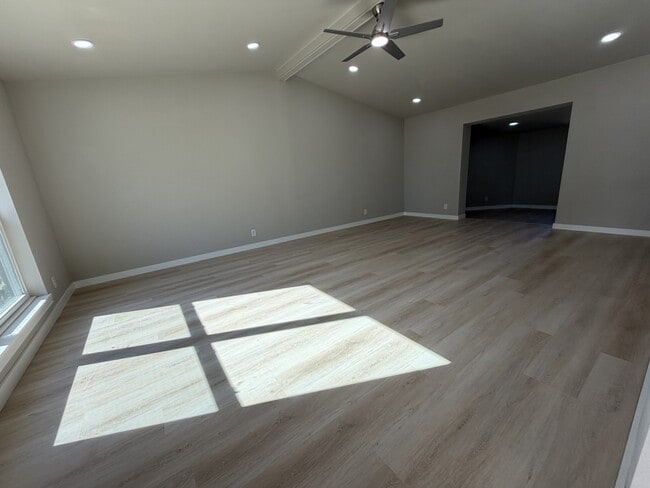 Building Photo - 404 Lowell Ln