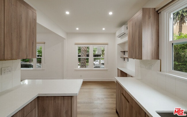 Foto del edificio - 5727 Carlton Way