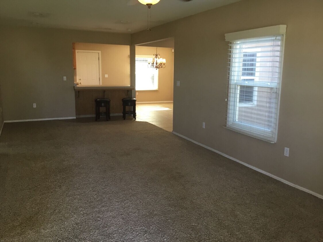 Primary Photo - 5430 N Madera Ave