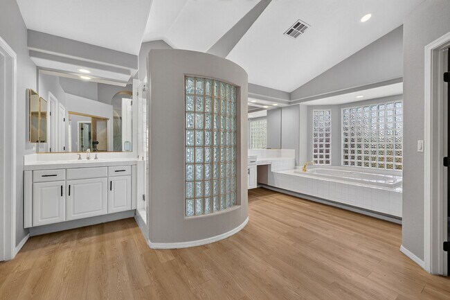 Foto del edificio - 8824 Cortile Dr